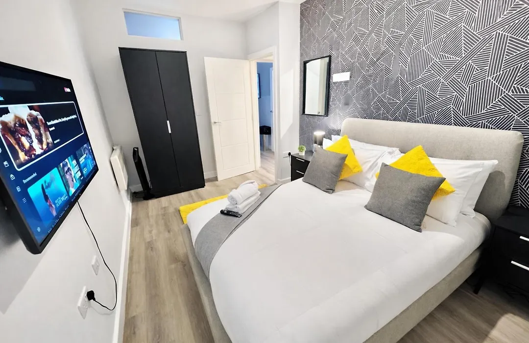 Two Bedroom Apartment - Heart Of Bournemouth - Free Parking - Sleeps 6 - Close To Town And Beach-1