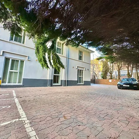 Two Bedroom Apartment - Heart Of Bournemouth - Free Parking - Sleeps 6 - Close To Town And Beach-3