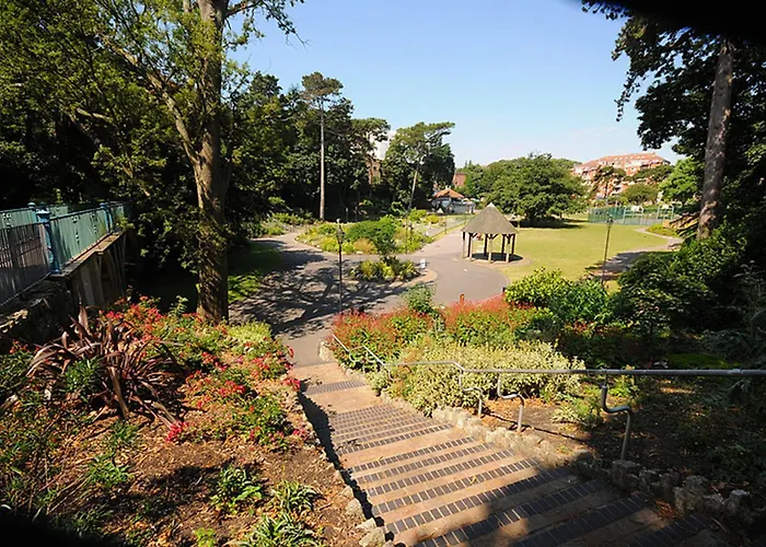 Beautiful With Stunning Sea Views & Private Balcony