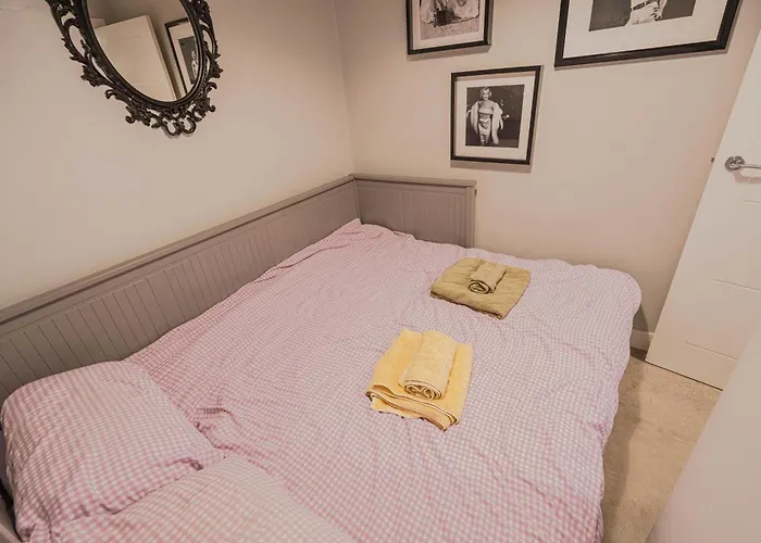 Stunning Bright Two Bedroom Apartment In Southbourne
